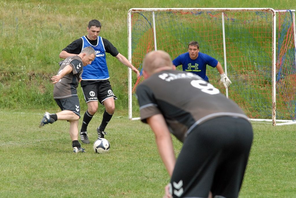 Zápasy se hrály ve třech skupinách 2 x 10 minut, vítězové skupin hráli systémem každý s každým. Nejlepším týmem celého fotbalového turnaje se stali členové vězeňské služby, kteří tak obhájili loňské prvenství a opět převzali putovní pohár memoriálu. Novinkou letošního klání bylo vyhlášení nejlepšího střelce, kterým se stal policista Jurečka z Obvodního oddělení Plzeň – Vinice. (foto: 12.6.2014)