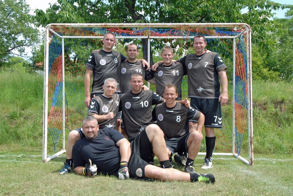 Zápasy se hrály ve třech skupinách 2 x 10 minut, vítězové skupin hráli systémem každý s každým. Nejlepším týmem celého fotbalového turnaje se stali členové vězeňské služby, kteří tak obhájili loňské prvenství a opět převzali putovní pohár memoriálu. Novinkou letošního klání bylo vyhlášení nejlepšího střelce, kterým se stal policista Jurečka z Obvodního oddělení Plzeň – Vinice. (foto: 12.6.2014)
