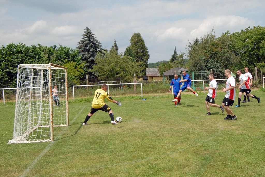 Zápasy se hrály ve třech skupinách 2 x 10 minut, vítězové skupin hráli systémem každý s každým. Nejlepším týmem celého fotbalového turnaje se stali členové vězeňské služby, kteří tak obhájili loňské prvenství a opět převzali putovní pohár memoriálu. Novinkou letošního klání bylo vyhlášení nejlepšího střelce, kterým se stal policista Jurečka z Obvodního oddělení Plzeň – Vinice. (foto: 12.6.2014)