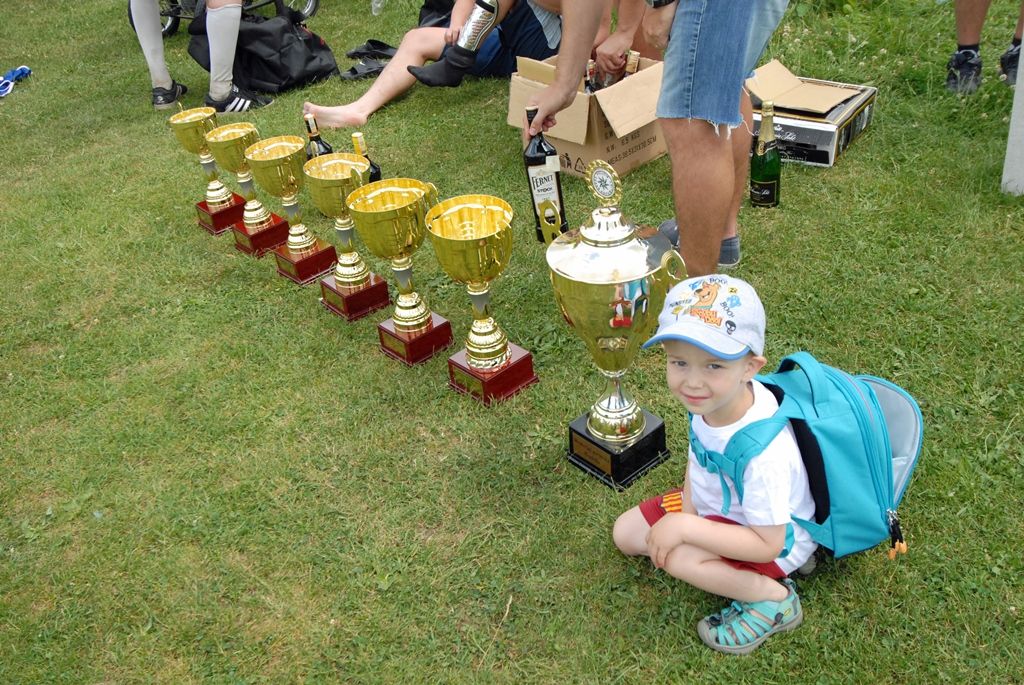 Zápasy se hrály ve třech skupinách 2 x 10 minut, vítězové skupin hráli systémem každý s každým. Nejlepším týmem celého fotbalového turnaje se stali členové vězeňské služby, kteří tak obhájili loňské prvenství a opět převzali putovní pohár memoriálu. Novinkou letošního klání bylo vyhlášení nejlepšího střelce, kterým se stal policista Jurečka z Obvodního oddělení Plzeň – Vinice. (foto: 12.6.2014)