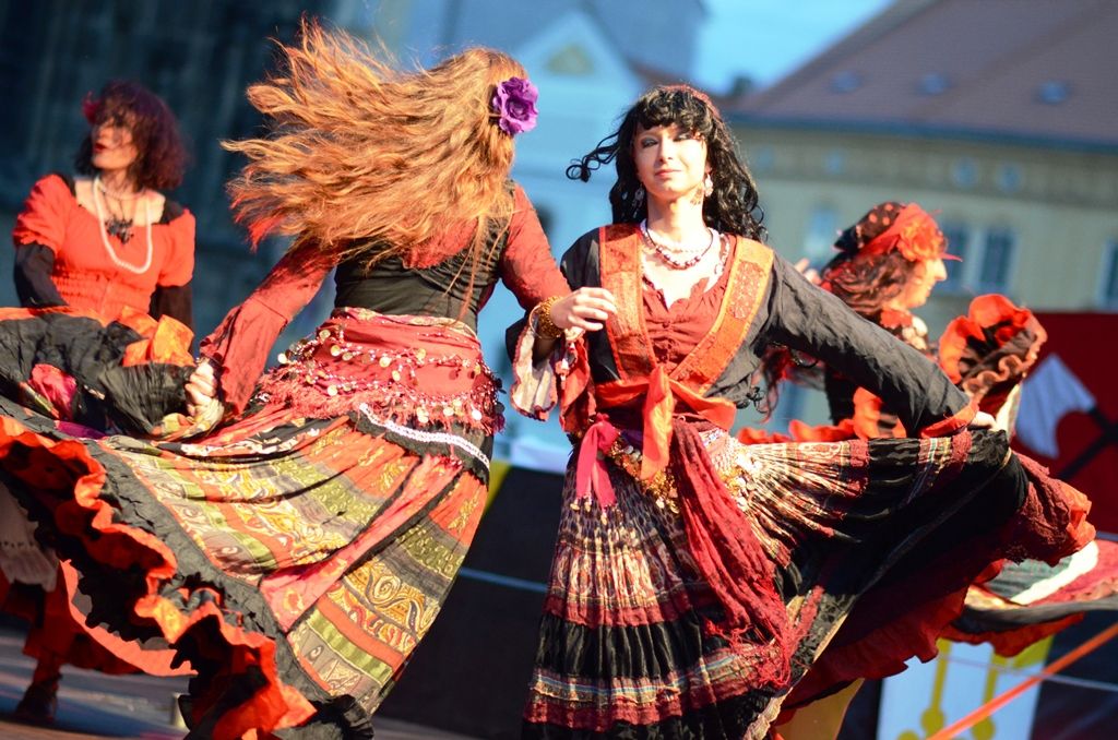 Během tří dnů návštěvníci na třech scénách zhlédli čtyři desítky představení, novinkami byli provazochodec Saltimbango ve výšce 27 metrů nad náměstním Republiky, obří loutky, netradiční houslista či žirafy v ulicích. V centru města nechyběli šermíři, dobové tržiště, Pohádková cesta, interaktivní dětská scéna s historickými hrátkami, folklorní soubory, tanečníci a představení Švejkovy c. k. manévry. (foto: Milan Svoboda, 13.-15.6.2014)