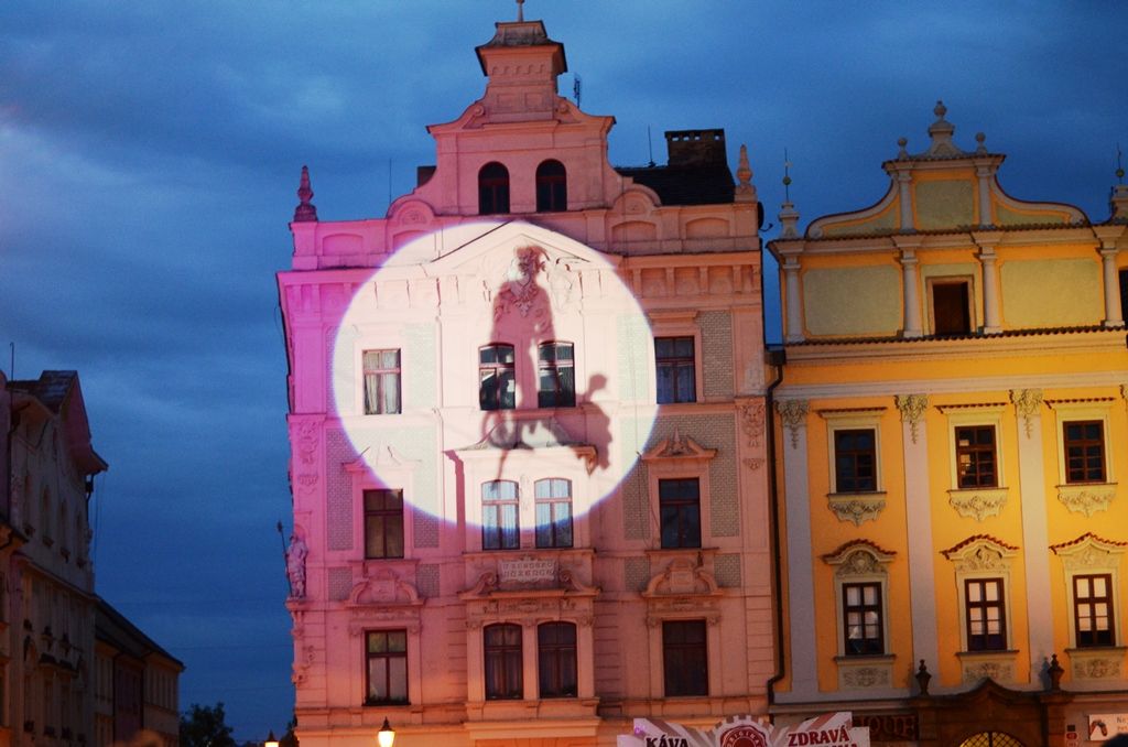 Během tří dnů návštěvníci na třech scénách zhlédli čtyři desítky představení, novinkami byli provazochodec Saltimbango ve výšce 27 metrů nad náměstním Republiky, obří loutky, netradiční houslista či žirafy v ulicích. V centru města nechyběli šermíři, dobové tržiště, Pohádková cesta, interaktivní dětská scéna s historickými hrátkami, folklorní soubory, tanečníci a představení Švejkovy c. k. manévry. (foto: Milan Svoboda, 13.-15.6.2014)