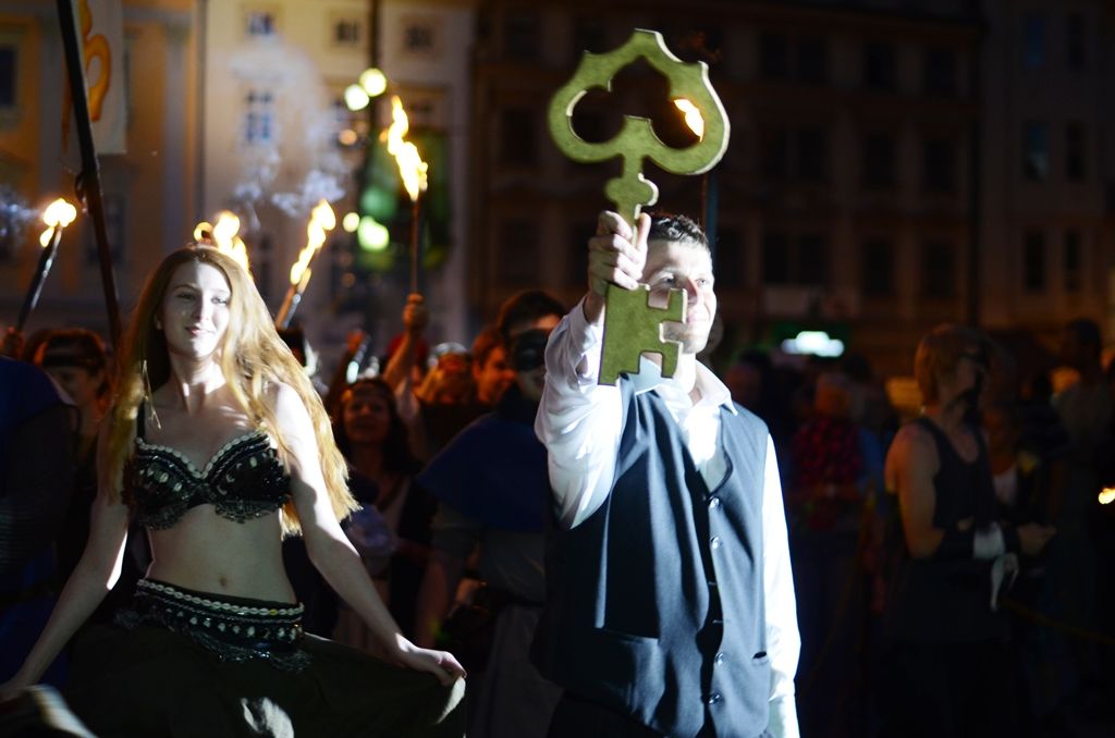 Během tří dnů návštěvníci na třech scénách zhlédli čtyři desítky představení, novinkami byli provazochodec Saltimbango ve výšce 27 metrů nad náměstním Republiky, obří loutky, netradiční houslista či žirafy v ulicích. V centru města nechyběli šermíři, dobové tržiště, Pohádková cesta, interaktivní dětská scéna s historickými hrátkami, folklorní soubory, tanečníci a představení Švejkovy c. k. manévry. (foto: Milan Svoboda, 13.-15.6.2014)