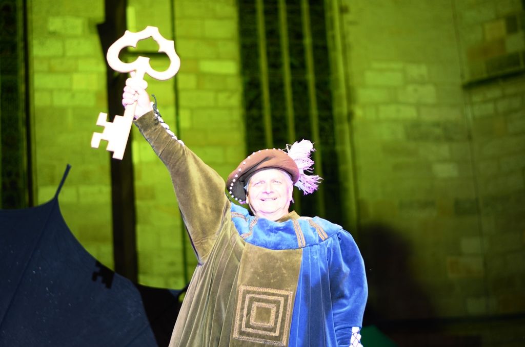 Během tří dnů návštěvníci na třech scénách zhlédli čtyři desítky představení, novinkami byli provazochodec Saltimbango ve výšce 27 metrů nad náměstním Republiky, obří loutky, netradiční houslista či žirafy v ulicích. V centru města nechyběli šermíři, dobové tržiště, Pohádková cesta, interaktivní dětská scéna s historickými hrátkami, folklorní soubory, tanečníci a představení Švejkovy c. k. manévry. (foto: Milan Svoboda, 13.-15.6.2014)