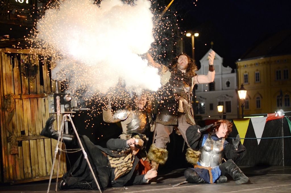 Během tří dnů návštěvníci na třech scénách zhlédli čtyři desítky představení, novinkami byli provazochodec Saltimbango ve výšce 27 metrů nad náměstním Republiky, obří loutky, netradiční houslista či žirafy v ulicích. V centru města nechyběli šermíři, dobové tržiště, Pohádková cesta, interaktivní dětská scéna s historickými hrátkami, folklorní soubory, tanečníci a představení Švejkovy c. k. manévry. (foto: Milan Svoboda, 13.-15.6.2014)