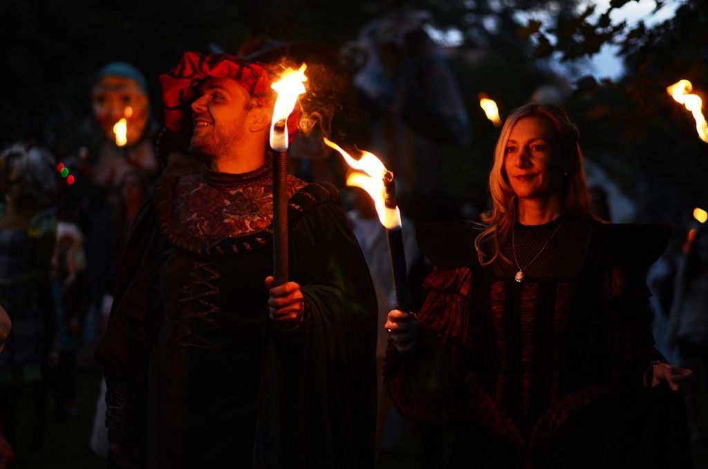 Během tří dnů návštěvníci na třech scénách zhlédli čtyři desítky představení, novinkami byli provazochodec Saltimbango ve výšce 27 metrů nad náměstním Republiky, obří loutky, netradiční houslista či žirafy v ulicích. V centru města nechyběli šermíři, dobové tržiště, Pohádková cesta, interaktivní dětská scéna s historickými hrátkami, folklorní soubory, tanečníci a představení Švejkovy c. k. manévry. (foto: Milan Svoboda, 13.-15.6.2014)