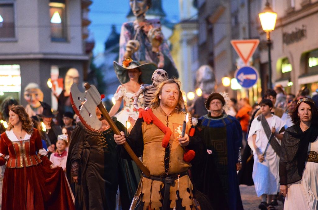 Během tří dnů návštěvníci na třech scénách zhlédli čtyři desítky představení, novinkami byli provazochodec Saltimbango ve výšce 27 metrů nad náměstním Republiky, obří loutky, netradiční houslista či žirafy v ulicích. V centru města nechyběli šermíři, dobové tržiště, Pohádková cesta, interaktivní dětská scéna s historickými hrátkami, folklorní soubory, tanečníci a představení Švejkovy c. k. manévry. (foto: Milan Svoboda, 13.-15.6.2014)