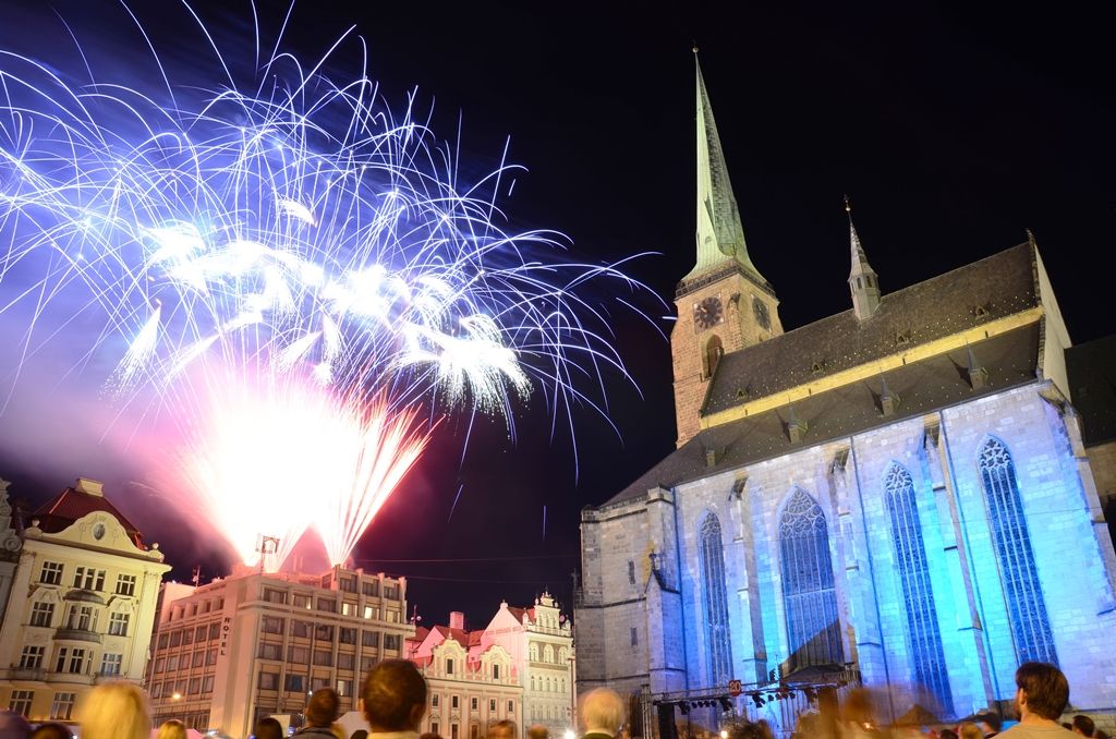 Během tří dnů návštěvníci na třech scénách zhlédli čtyři desítky představení, novinkami byli provazochodec Saltimbango ve výšce 27 metrů nad náměstním Republiky, obří loutky, netradiční houslista či žirafy v ulicích. V centru města nechyběli šermíři, dobové tržiště, Pohádková cesta, interaktivní dětská scéna s historickými hrátkami, folklorní soubory, tanečníci a představení Švejkovy c. k. manévry. (foto: Milan Svoboda, 13.-15.6.2014)
