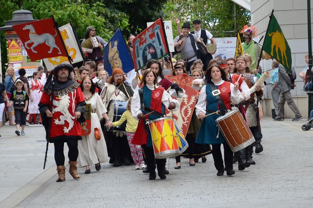 Během tří dnů návštěvníci na třech scénách zhlédli čtyři desítky představení, novinkami byli provazochodec Saltimbango ve výšce 27 metrů nad náměstním Republiky, obří loutky, netradiční houslista či žirafy v ulicích. V centru města nechyběli šermíři, dobové tržiště, Pohádková cesta, interaktivní dětská scéna s historickými hrátkami, folklorní soubory, tanečníci a představení Švejkovy c. k. manévry. (foto: Milan Svoboda, 13.-15.6.2014)