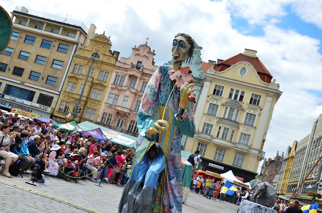 Během tří dnů návštěvníci na třech scénách zhlédli čtyři desítky představení, novinkami byli provazochodec Saltimbango ve výšce 27 metrů nad náměstním Republiky, obří loutky, netradiční houslista či žirafy v ulicích. V centru města nechyběli šermíři, dobové tržiště, Pohádková cesta, interaktivní dětská scéna s historickými hrátkami, folklorní soubory, tanečníci a představení Švejkovy c. k. manévry. (foto: Milan Svoboda, 13.-15.6.2014)