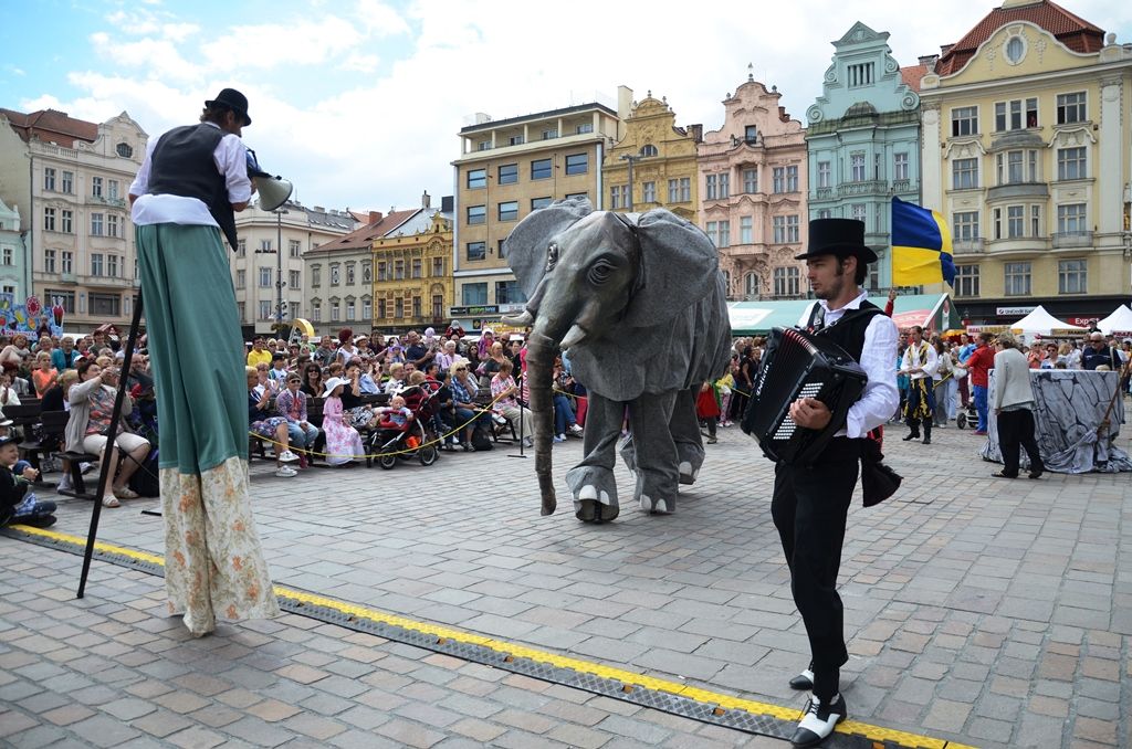 Během tří dnů návštěvníci na třech scénách zhlédli čtyři desítky představení, novinkami byli provazochodec Saltimbango ve výšce 27 metrů nad náměstním Republiky, obří loutky, netradiční houslista či žirafy v ulicích. V centru města nechyběli šermíři, dobové tržiště, Pohádková cesta, interaktivní dětská scéna s historickými hrátkami, folklorní soubory, tanečníci a představení Švejkovy c. k. manévry. (foto: Milan Svoboda, 13.-15.6.2014)