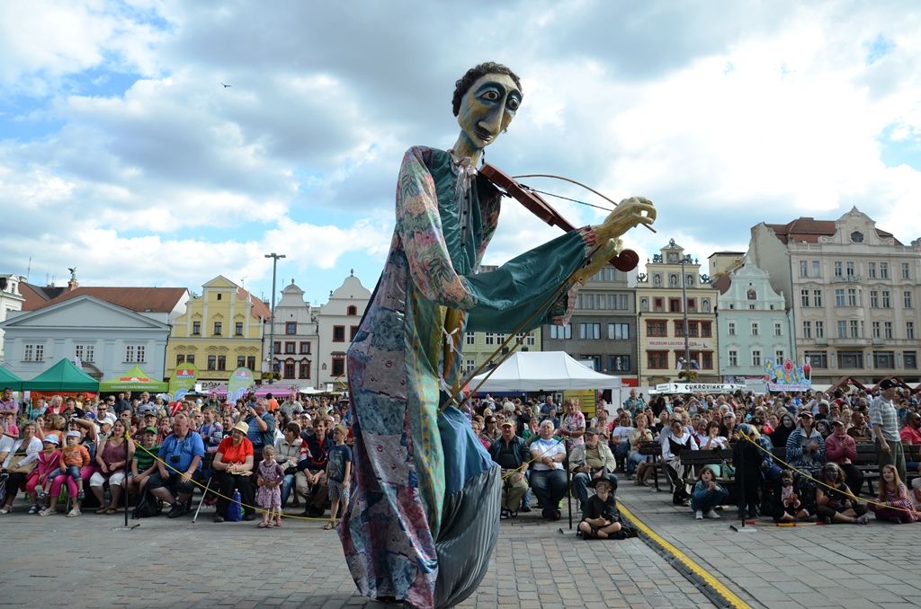 Během tří dnů návštěvníci na třech scénách zhlédli čtyři desítky představení, novinkami byli provazochodec Saltimbango ve výšce 27 metrů nad náměstním Republiky, obří loutky, netradiční houslista či žirafy v ulicích. V centru města nechyběli šermíři, dobové tržiště, Pohádková cesta, interaktivní dětská scéna s historickými hrátkami, folklorní soubory, tanečníci a představení Švejkovy c. k. manévry. (foto: Milan Svoboda, 13.-15.6.2014)