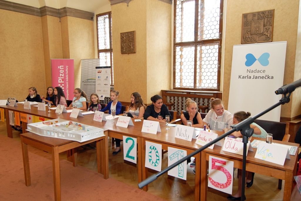 Uplynulý víkend patřil také dětem a jejich projektu Mini-Plzeň 2015, kdy se ve Středisku volného času Pallova uskutečnila plánovací dílna. Na první dětské tiskové konferenci konající se v obřadní síni plzeňské radnice bylo představeno jejich město. Budoucí občané Mini-Plzně se shodli na pravidlech, podle kterých bude město fungovat. Děti nejprve navštívily dospělé v jejich práci, zastupitele města Plzně, ekonoma ze Západočeské univerzity v Plzni, tiskaře a novináře. Setkání s experty jim pomohlo v rozhodování o pravidlech hry, do které se bude moci denně zapojit až 400 dětí. (foto: 16.6.2014)