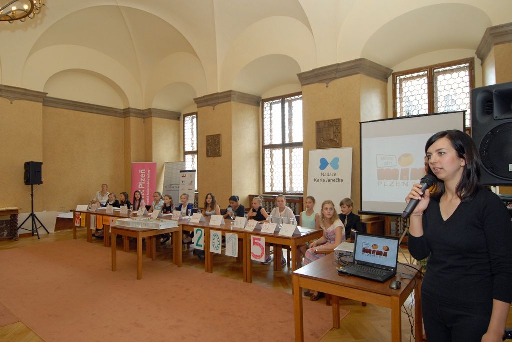 Uplynulý víkend patřil také dětem a jejich projektu Mini-Plzeň 2015, kdy se ve Středisku volného času Pallova uskutečnila plánovací dílna. Na první dětské tiskové konferenci konající se v obřadní síni plzeňské radnice bylo představeno jejich město. Budoucí občané Mini-Plzně se shodli na pravidlech, podle kterých bude město fungovat. Děti nejprve navštívily dospělé v jejich práci, zastupitele města Plzně, ekonoma ze Západočeské univerzity v Plzni, tiskaře a novináře. Setkání s experty jim pomohlo v rozhodování o pravidlech hry, do které se bude moci denně zapojit až 400 dětí. (foto: 16.6.2014)