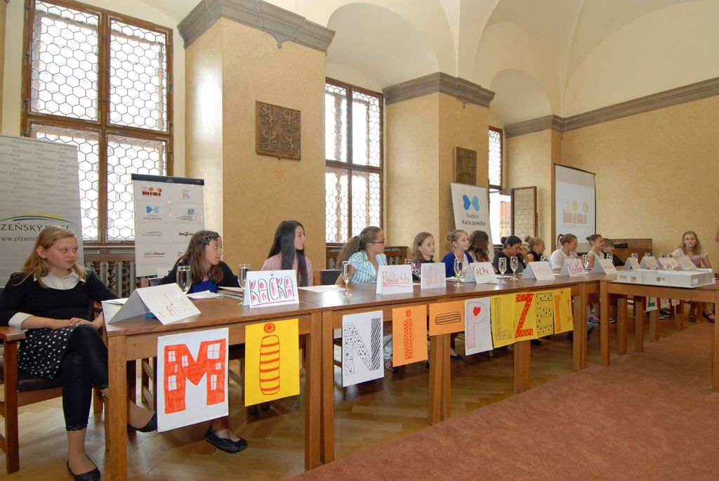 Uplynulý víkend patřil také dětem a jejich projektu Mini-Plzeň 2015, kdy se ve Středisku volného času Pallova uskutečnila plánovací dílna. Na první dětské tiskové konferenci konající se v obřadní síni plzeňské radnice bylo představeno jejich město. Budoucí občané Mini-Plzně se shodli na pravidlech, podle kterých bude město fungovat. Děti nejprve navštívily dospělé v jejich práci, zastupitele města Plzně, ekonoma ze Západočeské univerzity v Plzni, tiskaře a novináře. Setkání s experty jim pomohlo v rozhodování o pravidlech hry, do které se bude moci denně zapojit až 400 dětí. (foto: 16.6.2014)