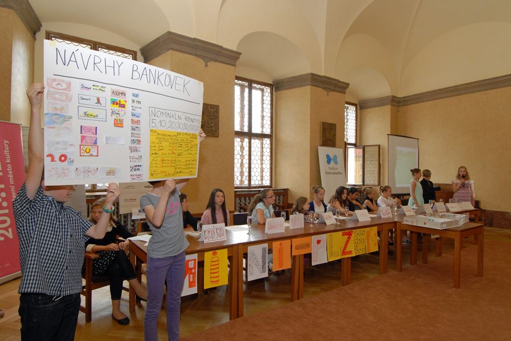 Uplynulý víkend patřil také dětem a jejich projektu Mini-Plzeň 2015, kdy se ve Středisku volného času Pallova uskutečnila plánovací dílna. Na první dětské tiskové konferenci konající se v obřadní síni plzeňské radnice bylo představeno jejich město. Budoucí občané Mini-Plzně se shodli na pravidlech, podle kterých bude město fungovat. Děti nejprve navštívily dospělé v jejich práci, zastupitele města Plzně, ekonoma ze Západočeské univerzity v Plzni, tiskaře a novináře. Setkání s experty jim pomohlo v rozhodování o pravidlech hry, do které se bude moci denně zapojit až 400 dětí. (foto: 16.6.2014)