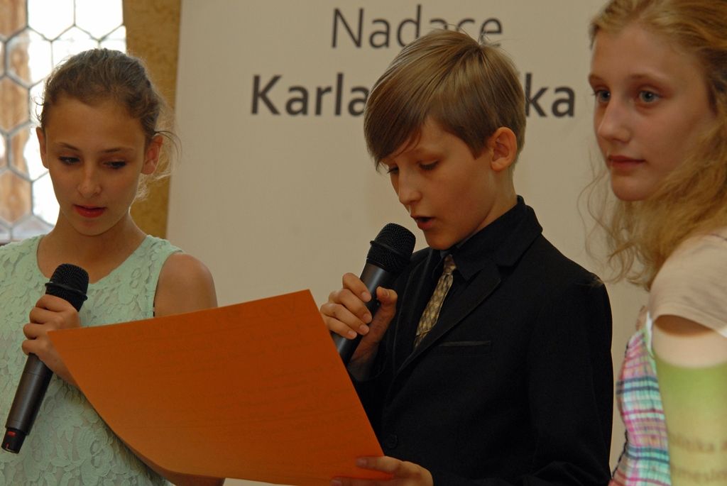 Uplynulý víkend patřil také dětem a jejich projektu Mini-Plzeň 2015, kdy se ve Středisku volného času Pallova uskutečnila plánovací dílna. Na první dětské tiskové konferenci konající se v obřadní síni plzeňské radnice bylo představeno jejich město. Budoucí občané Mini-Plzně se shodli na pravidlech, podle kterých bude město fungovat. Děti nejprve navštívily dospělé v jejich práci, zastupitele města Plzně, ekonoma ze Západočeské univerzity v Plzni, tiskaře a novináře. Setkání s experty jim pomohlo v rozhodování o pravidlech hry, do které se bude moci denně zapojit až 400 dětí. (foto: 16.6.2014)