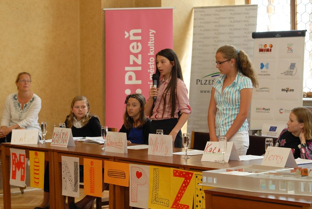 Uplynulý víkend patřil také dětem a jejich projektu Mini-Plzeň 2015, kdy se ve Středisku volného času Pallova uskutečnila plánovací dílna. Na první dětské tiskové konferenci konající se v obřadní síni plzeňské radnice bylo představeno jejich město. Budoucí občané Mini-Plzně se shodli na pravidlech, podle kterých bude město fungovat. Děti nejprve navštívily dospělé v jejich práci, zastupitele města Plzně, ekonoma ze Západočeské univerzity v Plzni, tiskaře a novináře. Setkání s experty jim pomohlo v rozhodování o pravidlech hry, do které se bude moci denně zapojit až 400 dětí. (foto: 16.6.2014)