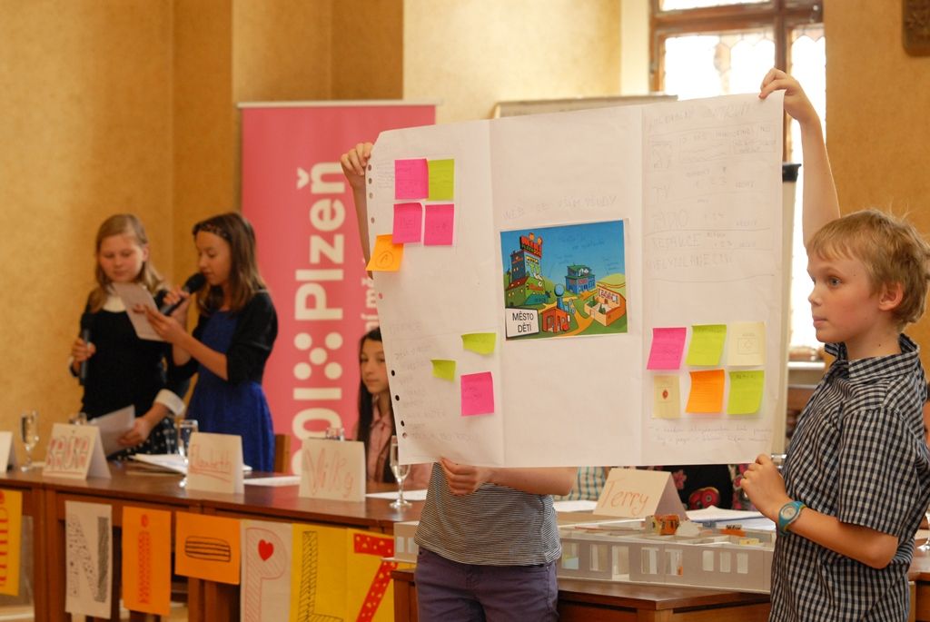 Uplynulý víkend patřil také dětem a jejich projektu Mini-Plzeň 2015, kdy se ve Středisku volného času Pallova uskutečnila plánovací dílna. Na první dětské tiskové konferenci konající se v obřadní síni plzeňské radnice bylo představeno jejich město. Budoucí občané Mini-Plzně se shodli na pravidlech, podle kterých bude město fungovat. Děti nejprve navštívily dospělé v jejich práci, zastupitele města Plzně, ekonoma ze Západočeské univerzity v Plzni, tiskaře a novináře. Setkání s experty jim pomohlo v rozhodování o pravidlech hry, do které se bude moci denně zapojit až 400 dětí. (foto: 16.6.2014)