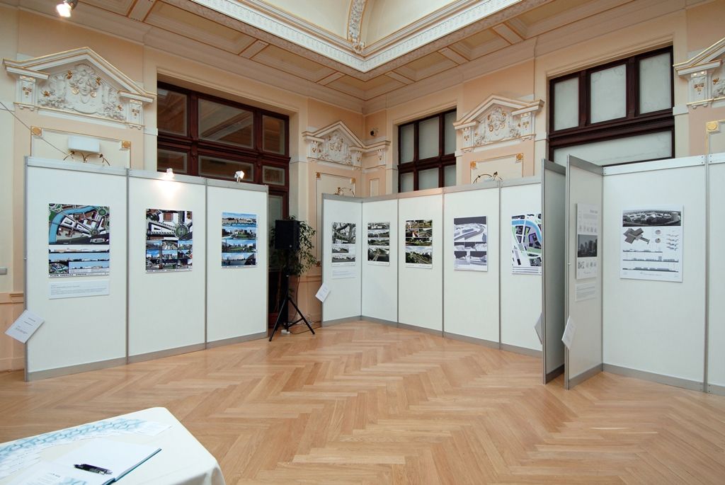 Všechny hodnocené návrhy architektonicko-urbanistické soutěže na řešení území Americká – Nádražní – křižovatka U Jána – Denisovo nábřeží je možné vidět na výstavě v atriu Měšťanské besedy. Porota ocenila tři z jedenácti zaslaných. Žádný z nich však nenavrhla na příčku nejvyšší. O druhé místo se dělí návrhy mimoplzeňských architektů, třetí místo získal tým plzeňský. (foto: 16.6.2014)