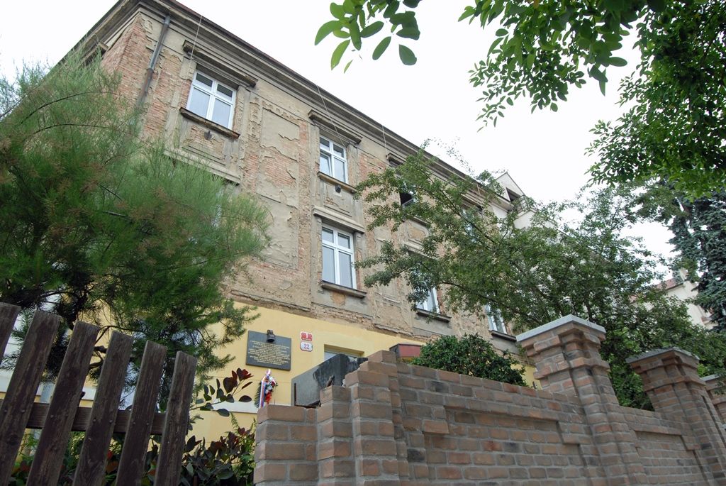 Deska s podobiznou Václava Krále, policejního inspektora, jehož rodina poskytla v roce 1941 útočiště parašutistům Jozefu Gabčíkovi a Janu Kubišovi, byla odhalena na hradbě domu Pod Záhorskem 1 v Plzni. Na uvedeném domě je již jedna pamětní deska umístěna. Tu slavnostně odhalila 24. října 1997 baronka Sue Ryder, která se s výsadkáři osobně znala, společně s generálem Liškou a Procházkou. (foto: 17.6.2014)