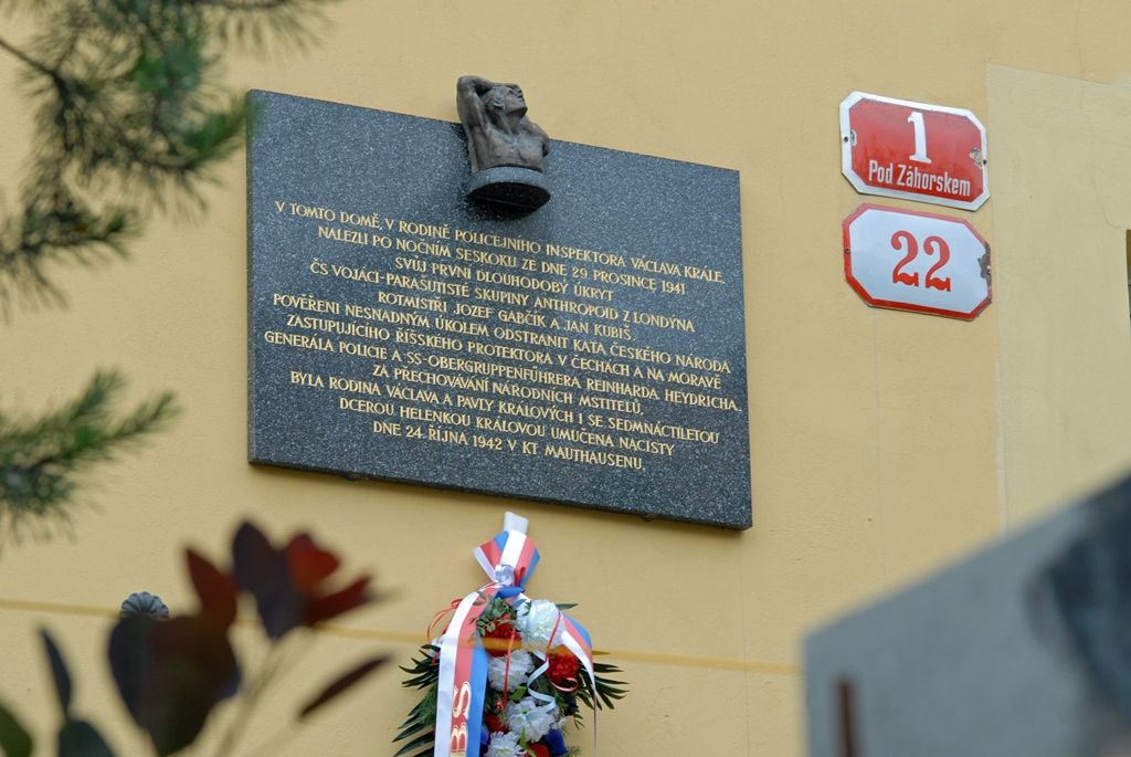 Deska s podobiznou Václava Krále, policejního inspektora, jehož rodina poskytla v roce 1941 útočiště parašutistům Jozefu Gabčíkovi a Janu Kubišovi, byla odhalena na hradbě domu Pod Záhorskem 1 v Plzni. Na uvedeném domě je již jedna pamětní deska umístěna. Tu slavnostně odhalila 24. října 1997 baronka Sue Ryder, která se s výsadkáři osobně znala, společně s generálem Liškou a Procházkou. (foto: 17.6.2014)