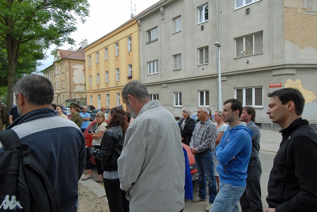 Deska s podobiznou Václava Krále, policejního inspektora, jehož rodina poskytla v roce 1941 útočiště parašutistům Jozefu Gabčíkovi a Janu Kubišovi, byla odhalena na hradbě domu Pod Záhorskem 1 v Plzni. Na uvedeném domě je již jedna pamětní deska umístěna. Tu slavnostně odhalila 24. října 1997 baronka Sue Ryder, která se s výsadkáři osobně znala, společně s generálem Liškou a Procházkou. (foto: 17.6.2014)