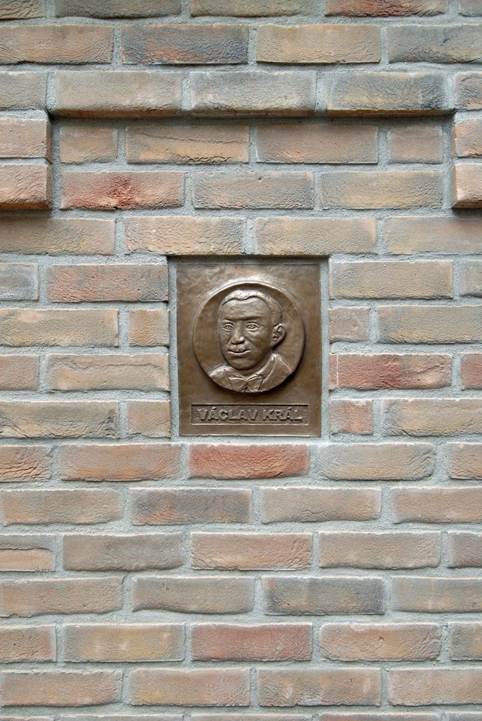 Deska s podobiznou Václava Krále, policejního inspektora, jehož rodina poskytla v roce 1941 útočiště parašutistům Jozefu Gabčíkovi a Janu Kubišovi, byla odhalena na hradbě domu Pod Záhorskem 1 v Plzni. Na uvedeném domě je již jedna pamětní deska umístěna. Tu slavnostně odhalila 24. října 1997 baronka Sue Ryder, která se s výsadkáři osobně znala, společně s generálem Liškou a Procházkou. (foto: 17.6.2014)