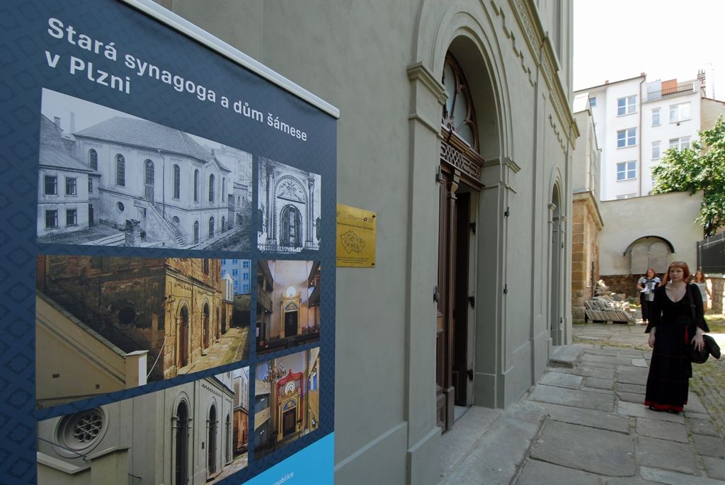 Po více než tříleté rekonstrukci se dnes veřejnosti otevřela Stará synagoga ve vnitrobloku domu ve Smetanových sadech 5. V prostorách obnovené památky vzniklo Regionální centrum židovské kultury s expozicí věnovanou historii plzeňské židovské komunity. Synagoga bude kromě výstav sloužit pro komorní kulturní a společenské akce a současně pro liturgické potřeby židovské obce. (foto: 18.6.2014)