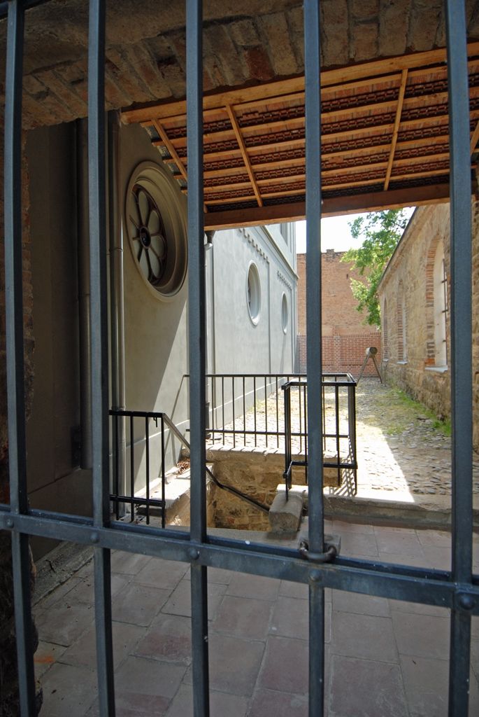 Po více než tříleté rekonstrukci se dnes veřejnosti otevřela Stará synagoga ve vnitrobloku domu ve Smetanových sadech 5. V prostorách obnovené památky vzniklo Regionální centrum židovské kultury s expozicí věnovanou historii plzeňské židovské komunity. Synagoga bude kromě výstav sloužit pro komorní kulturní a společenské akce a současně pro liturgické potřeby židovské obce. (foto: 18.6.2014)