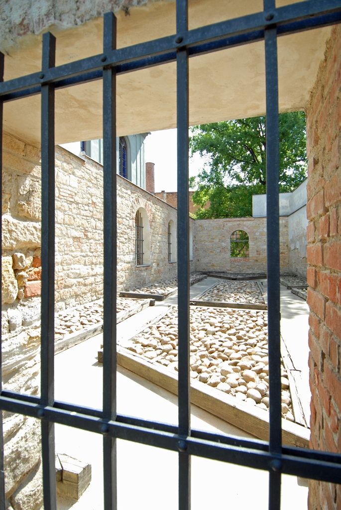 Po více než tříleté rekonstrukci se dnes veřejnosti otevřela Stará synagoga ve vnitrobloku domu ve Smetanových sadech 5. V prostorách obnovené památky vzniklo Regionální centrum židovské kultury s expozicí věnovanou historii plzeňské židovské komunity. Synagoga bude kromě výstav sloužit pro komorní kulturní a společenské akce a současně pro liturgické potřeby židovské obce. (foto: 18.6.2014)