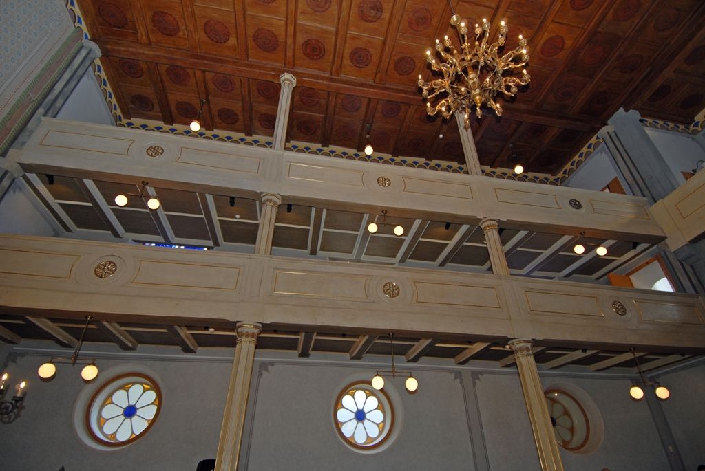 Po více než tříleté rekonstrukci se dnes veřejnosti otevřela Stará synagoga ve vnitrobloku domu ve Smetanových sadech 5. V prostorách obnovené památky vzniklo Regionální centrum židovské kultury s expozicí věnovanou historii plzeňské židovské komunity. Synagoga bude kromě výstav sloužit pro komorní kulturní a společenské akce a současně pro liturgické potřeby židovské obce. (foto: 18.6.2014)