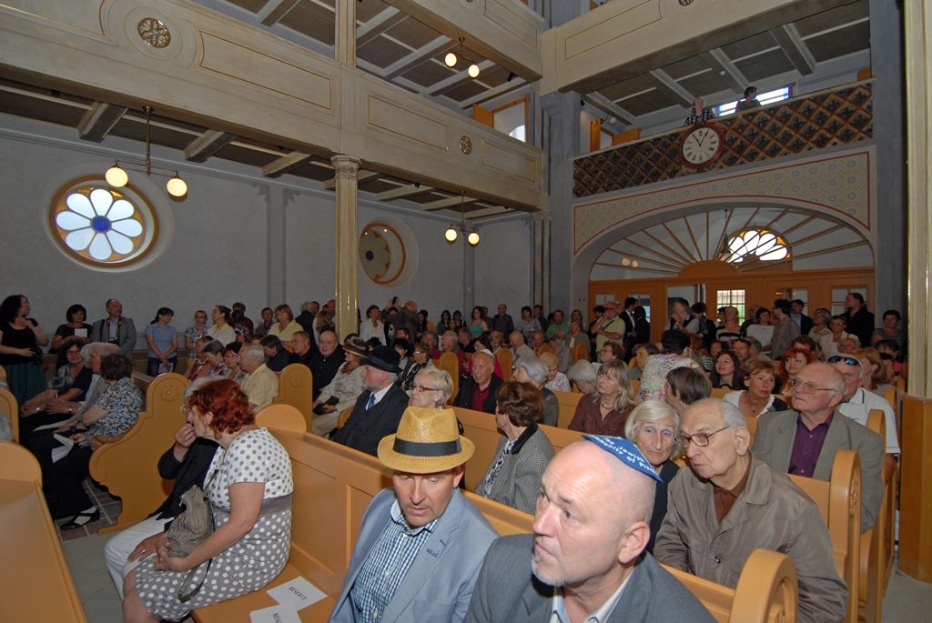 Po více než tříleté rekonstrukci se dnes veřejnosti otevřela Stará synagoga ve vnitrobloku domu ve Smetanových sadech 5. V prostorách obnovené památky vzniklo Regionální centrum židovské kultury s expozicí věnovanou historii plzeňské židovské komunity. Synagoga bude kromě výstav sloužit pro komorní kulturní a společenské akce a současně pro liturgické potřeby židovské obce. (foto: 18.6.2014)