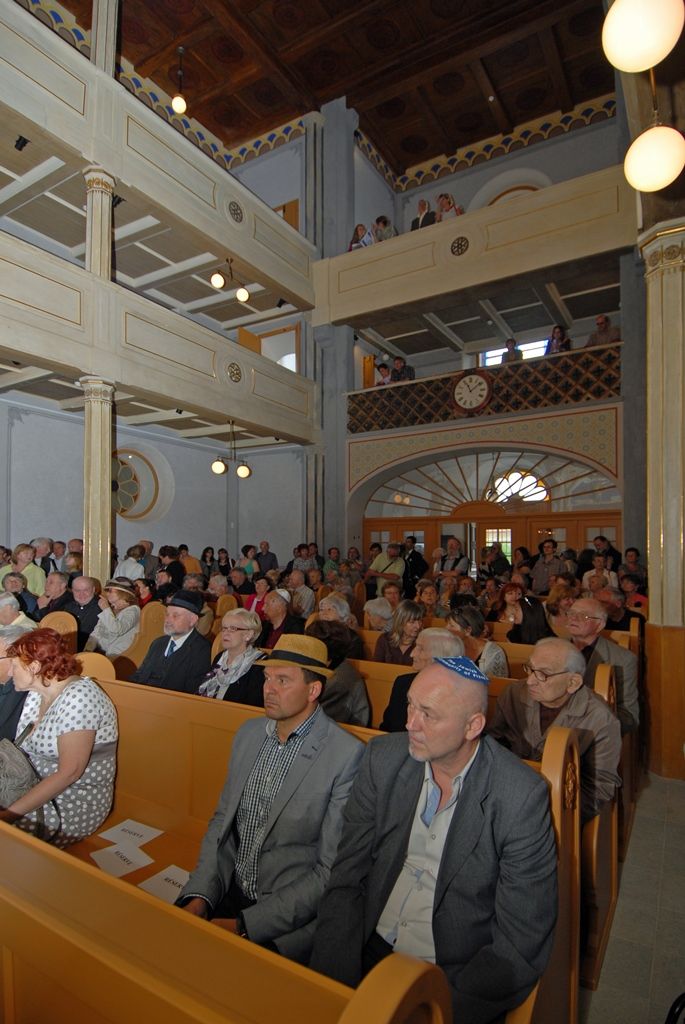 Po více než tříleté rekonstrukci se dnes veřejnosti otevřela Stará synagoga ve vnitrobloku domu ve Smetanových sadech 5. V prostorách obnovené památky vzniklo Regionální centrum židovské kultury s expozicí věnovanou historii plzeňské židovské komunity. Synagoga bude kromě výstav sloužit pro komorní kulturní a společenské akce a současně pro liturgické potřeby židovské obce. (foto: 18.6.2014)