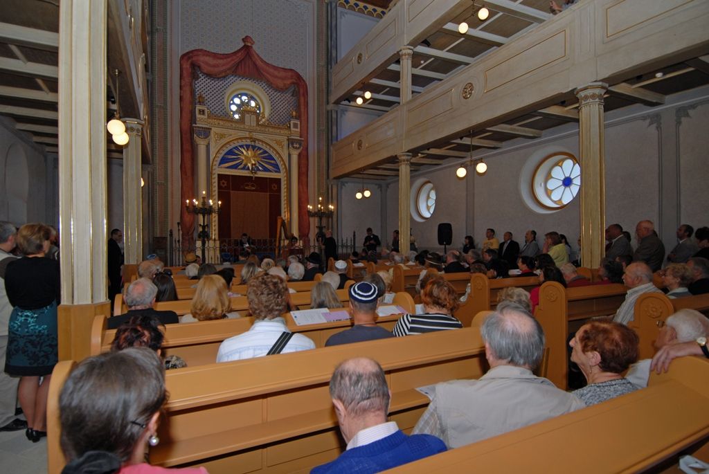 Po více než tříleté rekonstrukci se dnes veřejnosti otevřela Stará synagoga ve vnitrobloku domu ve Smetanových sadech 5. V prostorách obnovené památky vzniklo Regionální centrum židovské kultury s expozicí věnovanou historii plzeňské židovské komunity. Synagoga bude kromě výstav sloužit pro komorní kulturní a společenské akce a současně pro liturgické potřeby židovské obce. (foto: 18.6.2014)