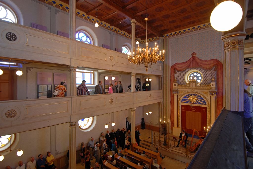 Po více než tříleté rekonstrukci se dnes veřejnosti otevřela Stará synagoga ve vnitrobloku domu ve Smetanových sadech 5. V prostorách obnovené památky vzniklo Regionální centrum židovské kultury s expozicí věnovanou historii plzeňské židovské komunity. Synagoga bude kromě výstav sloužit pro komorní kulturní a společenské akce a současně pro liturgické potřeby židovské obce. (foto: 18.6.2014)