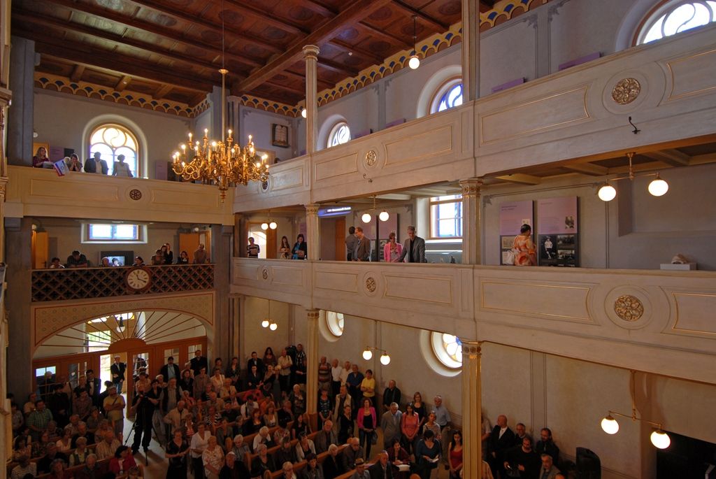 Po více než tříleté rekonstrukci se dnes veřejnosti otevřela Stará synagoga ve vnitrobloku domu ve Smetanových sadech 5. V prostorách obnovené památky vzniklo Regionální centrum židovské kultury s expozicí věnovanou historii plzeňské židovské komunity. Synagoga bude kromě výstav sloužit pro komorní kulturní a společenské akce a současně pro liturgické potřeby židovské obce. (foto: 18.6.2014)