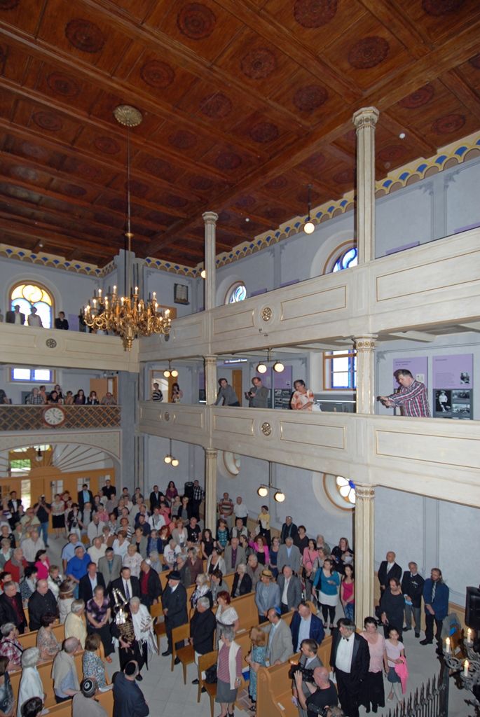 Po více než tříleté rekonstrukci se dnes veřejnosti otevřela Stará synagoga ve vnitrobloku domu ve Smetanových sadech 5. V prostorách obnovené památky vzniklo Regionální centrum židovské kultury s expozicí věnovanou historii plzeňské židovské komunity. Synagoga bude kromě výstav sloužit pro komorní kulturní a společenské akce a současně pro liturgické potřeby židovské obce. (foto: 18.6.2014)