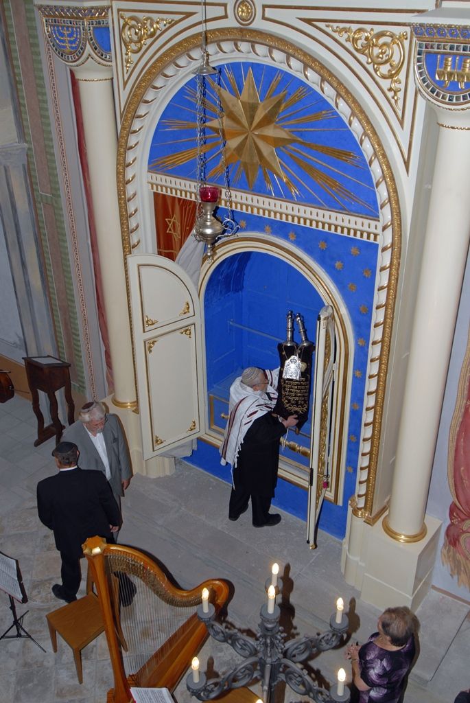 Po více než tříleté rekonstrukci se dnes veřejnosti otevřela Stará synagoga ve vnitrobloku domu ve Smetanových sadech 5. V prostorách obnovené památky vzniklo Regionální centrum židovské kultury s expozicí věnovanou historii plzeňské židovské komunity. Synagoga bude kromě výstav sloužit pro komorní kulturní a společenské akce a současně pro liturgické potřeby židovské obce. (foto: 18.6.2014)