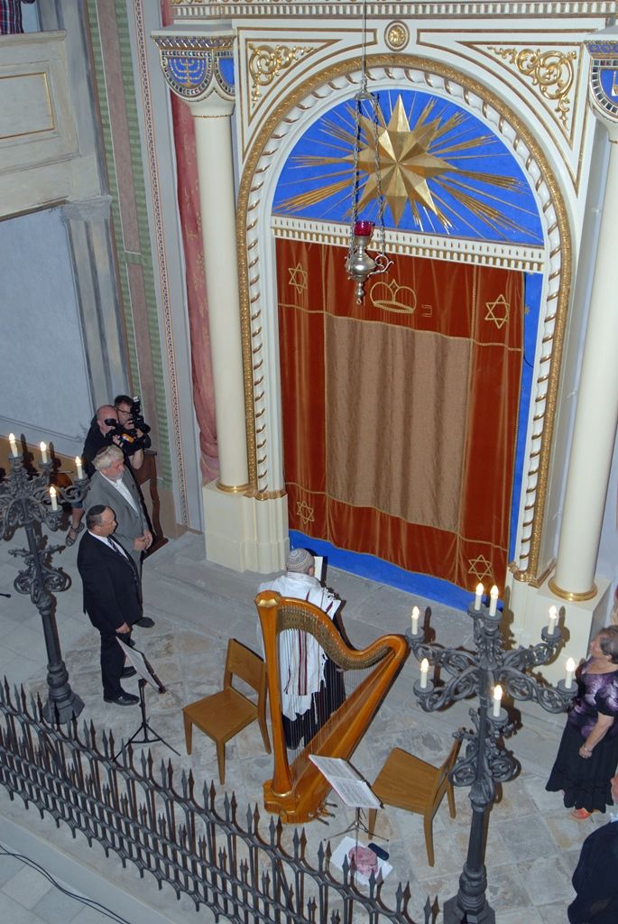 Po více než tříleté rekonstrukci se dnes veřejnosti otevřela Stará synagoga ve vnitrobloku domu ve Smetanových sadech 5. V prostorách obnovené památky vzniklo Regionální centrum židovské kultury s expozicí věnovanou historii plzeňské židovské komunity. Synagoga bude kromě výstav sloužit pro komorní kulturní a společenské akce a současně pro liturgické potřeby židovské obce. (foto: 18.6.2014)