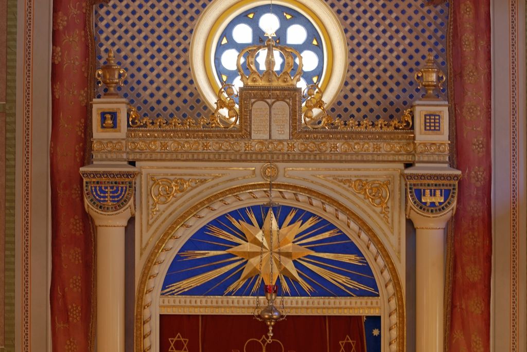 Po více než tříleté rekonstrukci se dnes veřejnosti otevřela Stará synagoga ve vnitrobloku domu ve Smetanových sadech 5. V prostorách obnovené památky vzniklo Regionální centrum židovské kultury s expozicí věnovanou historii plzeňské židovské komunity. Synagoga bude kromě výstav sloužit pro komorní kulturní a společenské akce a současně pro liturgické potřeby židovské obce. (foto: 18.6.2014)