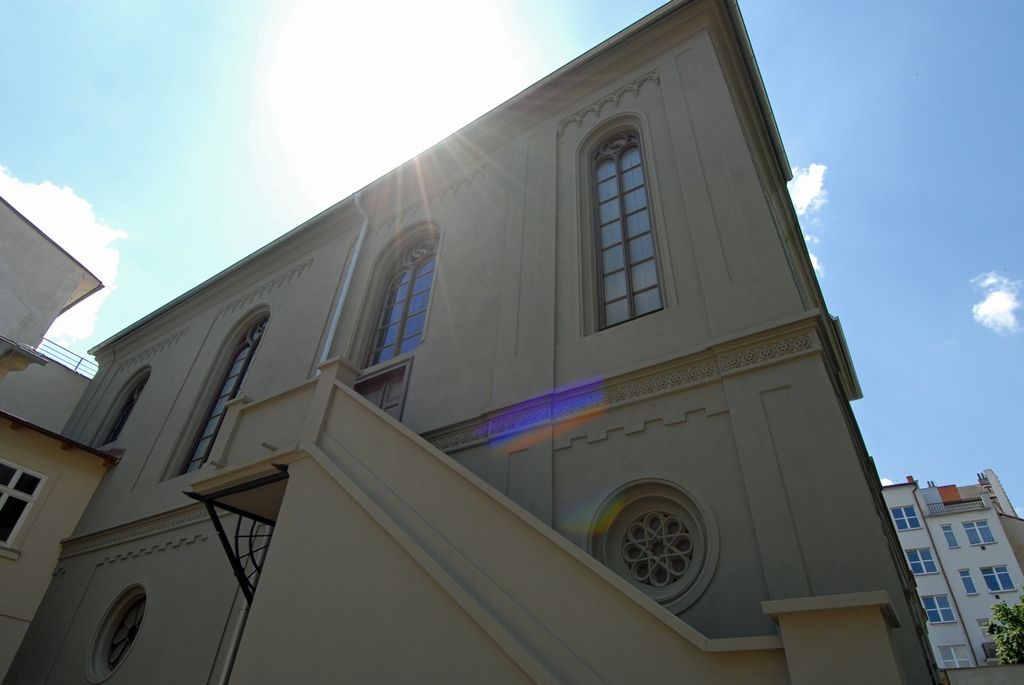 Po více než tříleté rekonstrukci se dnes veřejnosti otevřela Stará synagoga ve vnitrobloku domu ve Smetanových sadech 5. V prostorách obnovené památky vzniklo Regionální centrum židovské kultury s expozicí věnovanou historii plzeňské židovské komunity. Synagoga bude kromě výstav sloužit pro komorní kulturní a společenské akce a současně pro liturgické potřeby židovské obce. (foto: 18.6.2014)