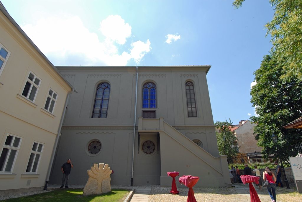 Po více než tříleté rekonstrukci se dnes veřejnosti otevřela Stará synagoga ve vnitrobloku domu ve Smetanových sadech 5. V prostorách obnovené památky vzniklo Regionální centrum židovské kultury s expozicí věnovanou historii plzeňské židovské komunity. Synagoga bude kromě výstav sloužit pro komorní kulturní a společenské akce a současně pro liturgické potřeby židovské obce. (foto: 18.6.2014)