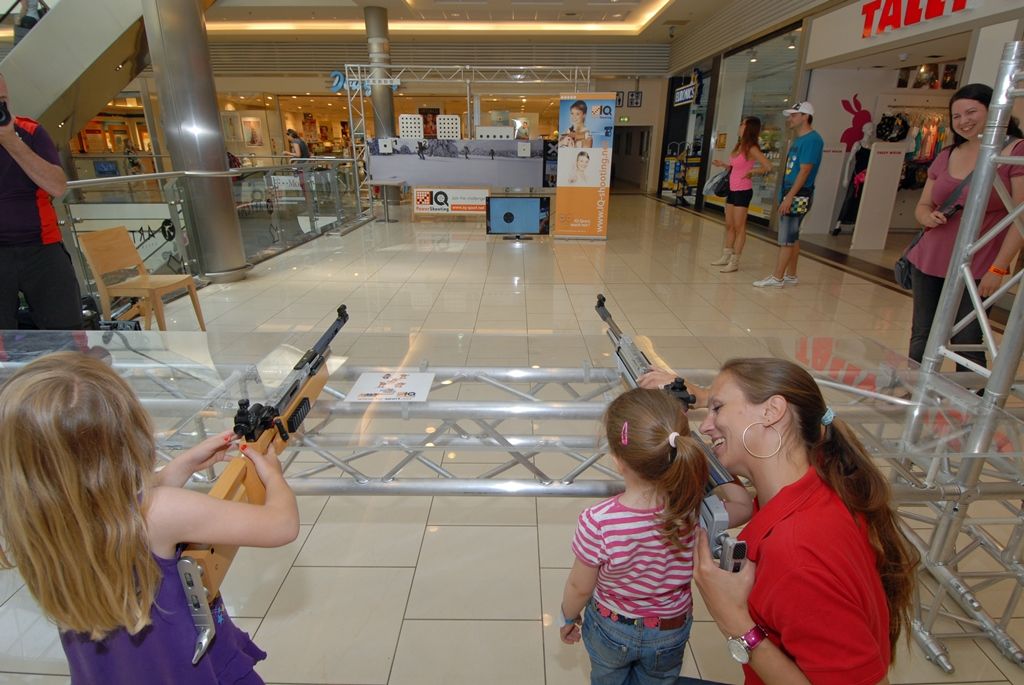 Vyhlášením a předáním cen účastníkům soutěží a následným hudebním programem včera večer skončil první ročník Festivalu sportu. Ceny za město Plzeň předávala radní pro sport Irena Rottová, která společně s primátorem Martinem Baxou akci podpořila svoji záštitou. Radní Rottová si navíc vyzkoušela jednu ze sportovních disciplín, střelbu s laserovou pistolí, pod vedením olympijské vítězky a jedné z hlavních organizátorek akce Kateřiny Emmons. (foto: 18.6.2014)