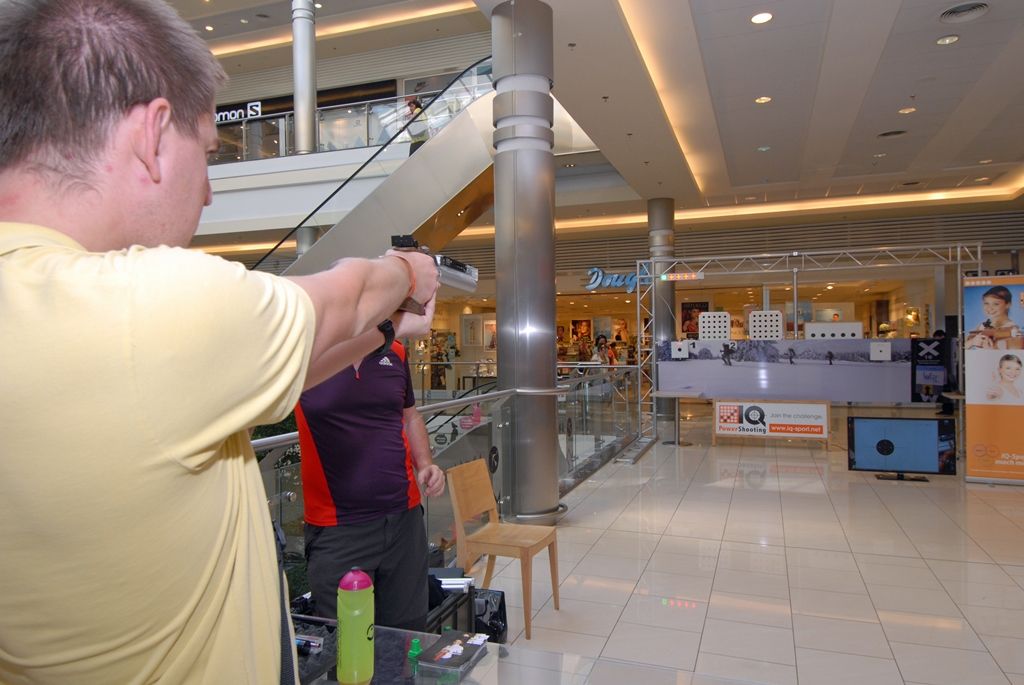 Vyhlášením a předáním cen účastníkům soutěží a následným hudebním programem včera večer skončil první ročník Festivalu sportu. Ceny za město Plzeň předávala radní pro sport Irena Rottová, která společně s primátorem Martinem Baxou akci podpořila svoji záštitou. Radní Rottová si navíc vyzkoušela jednu ze sportovních disciplín, střelbu s laserovou pistolí, pod vedením olympijské vítězky a jedné z hlavních organizátorek akce Kateřiny Emmons. (foto: 18.6.2014)