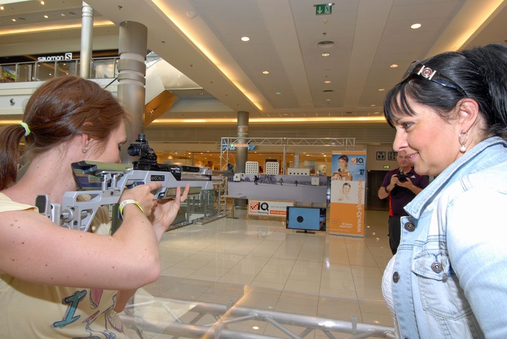 Vyhlášením a předáním cen účastníkům soutěží a následným hudebním programem včera večer skončil první ročník Festivalu sportu. Ceny za město Plzeň předávala radní pro sport Irena Rottová, která společně s primátorem Martinem Baxou akci podpořila svoji záštitou. Radní Rottová si navíc vyzkoušela jednu ze sportovních disciplín, střelbu s laserovou pistolí, pod vedením olympijské vítězky a jedné z hlavních organizátorek akce Kateřiny Emmons. (foto: 18.6.2014)