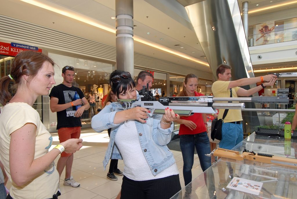 Vyhlášením a předáním cen účastníkům soutěží a následným hudebním programem včera večer skončil první ročník Festivalu sportu. Ceny za město Plzeň předávala radní pro sport Irena Rottová, která společně s primátorem Martinem Baxou akci podpořila svoji záštitou. Radní Rottová si navíc vyzkoušela jednu ze sportovních disciplín, střelbu s laserovou pistolí, pod vedením olympijské vítězky a jedné z hlavních organizátorek akce Kateřiny Emmons. (foto: 18.6.2014)