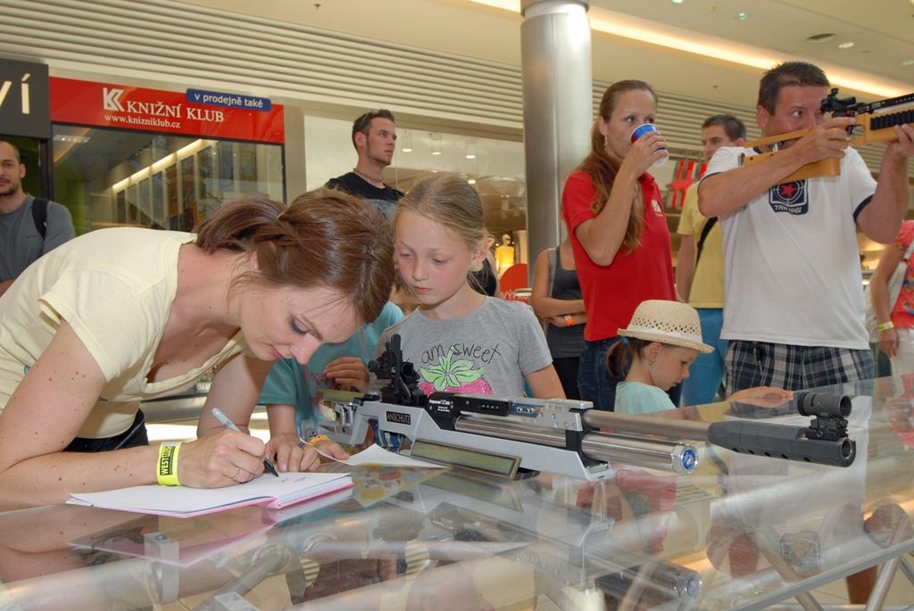 Vyhlášením a předáním cen účastníkům soutěží a následným hudebním programem včera večer skončil první ročník Festivalu sportu. Ceny za město Plzeň předávala radní pro sport Irena Rottová, která společně s primátorem Martinem Baxou akci podpořila svoji záštitou. Radní Rottová si navíc vyzkoušela jednu ze sportovních disciplín, střelbu s laserovou pistolí, pod vedením olympijské vítězky a jedné z hlavních organizátorek akce Kateřiny Emmons. (foto: 18.6.2014)