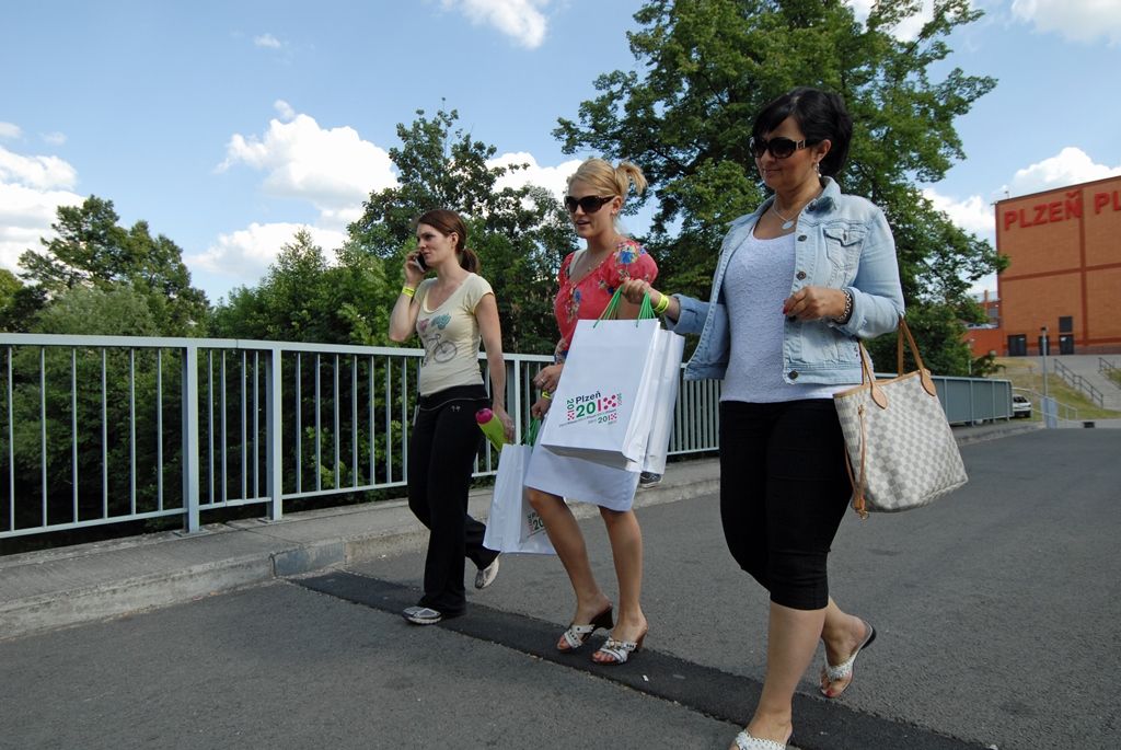 Vyhlášením a předáním cen účastníkům soutěží a následným hudebním programem včera večer skončil první ročník Festivalu sportu. Ceny za město Plzeň předávala radní pro sport Irena Rottová, která společně s primátorem Martinem Baxou akci podpořila svoji záštitou. Radní Rottová si navíc vyzkoušela jednu ze sportovních disciplín, střelbu s laserovou pistolí, pod vedením olympijské vítězky a jedné z hlavních organizátorek akce Kateřiny Emmons. (foto: 18.6.2014)