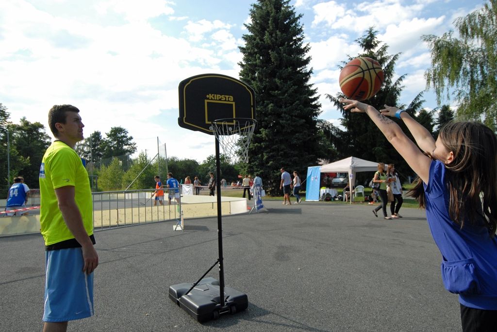 Vyhlášením a předáním cen účastníkům soutěží a následným hudebním programem včera večer skončil první ročník Festivalu sportu. Ceny za město Plzeň předávala radní pro sport Irena Rottová, která společně s primátorem Martinem Baxou akci podpořila svoji záštitou. Radní Rottová si navíc vyzkoušela jednu ze sportovních disciplín, střelbu s laserovou pistolí, pod vedením olympijské vítězky a jedné z hlavních organizátorek akce Kateřiny Emmons. (foto: 18.6.2014)